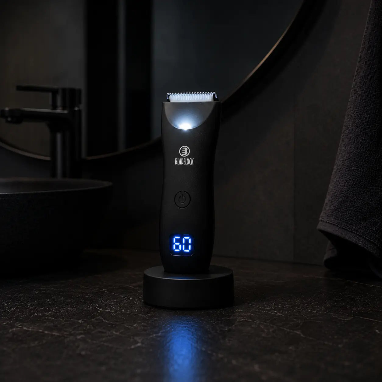 Hombre sosteniendo rasuradora STEALTH X1 en el baño — body groomer masculino