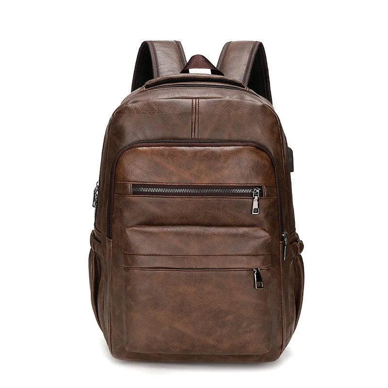 Mochila masculina compacta de cuero marrón con múltiples bolsillos y cierre frontal